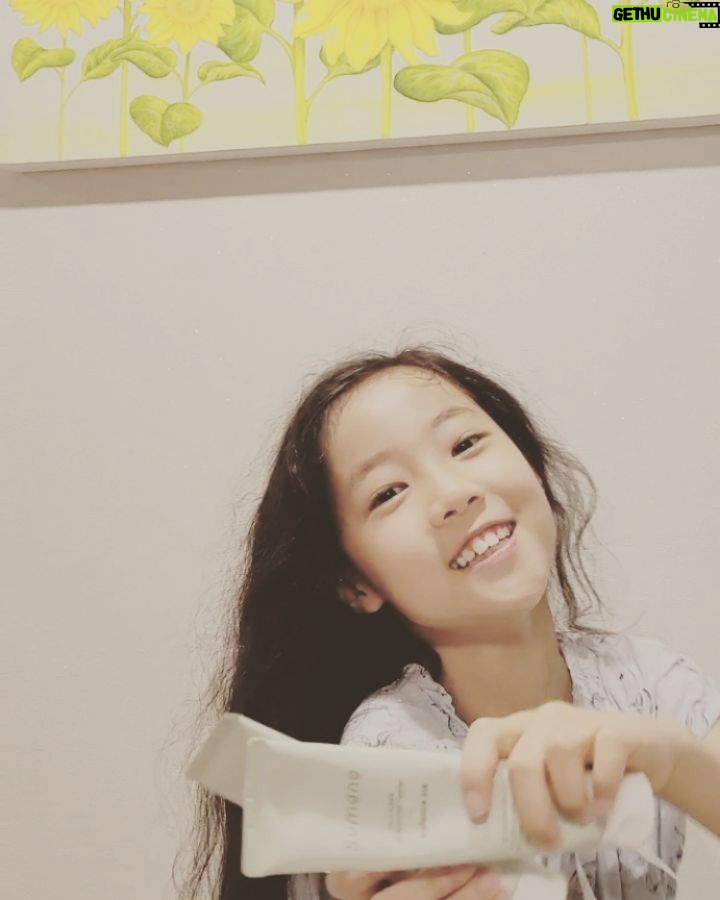 Yoon Ji-min Instagram - 수마노 촉촉해 ㅋㅋ 우현증이모를 너무 좋아하는 초딩💕 근데 바르는게 아니고 씻는거예여ㅋㅋ . . #윙크어쩔 #반곱슬 ㅋ #수마노 #클렌징폼 #너무잘만들었다언니 #20년넘는우정 #우현증메르시