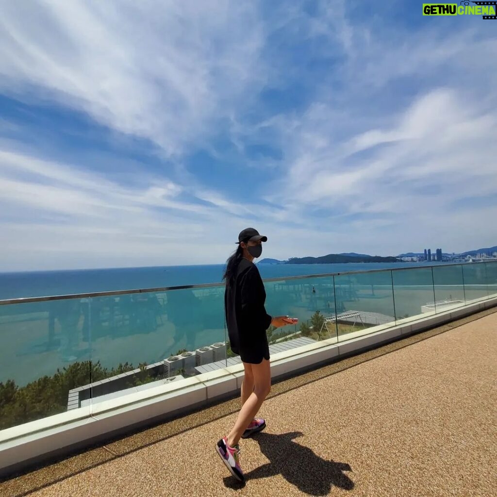 Yoon Ji-min Instagram - 다좋았던날💕 . . #하늘 #바다 #구름 #너 #그리고 #부산시립미술관 #이형구작가님
