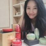 Yoon Ji-min Instagram - 부자된기분🎵🎶 선물받아보구.. 아침 저녁 꾸준히 발라서 한통을 다 썼는데 극강의 보습감과 광채에 빠져버렸어요.. 너무 추천하고 싶어 올립니다^^♡ 안티에이징 너무 좋네요ㅋㅋ 여배우로 살면서도 꾸미는거에 참 무심했는데 이제 관심좀 가져볼라구요~~ 이젠 나도 나를 가꾸기로 했답니다~~~~🧖‍♀️ . . #제품협찬 #시세이도 #리젠더세럼 #리젠더크림 #얼티뮨파워세럼 #에센셜에너지하이드레이팅크림 #싱크로스킨글로우쿠션컴팩트 #감사합니다 #기분좋아모닝맨얼굴투척🤣