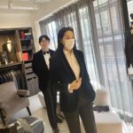 Yoon Ji-min Instagram - 남자턱시도 피팅하다 사랑에 빠졌어요 남편한테 사랑에 빠져야하는데ㅋㅋㅋ . . #tvn #우리들의차차차 #쌈바부부 #권해성 #윤지민 그리고 #로드앤테일러 #장부자대표님 #🙏