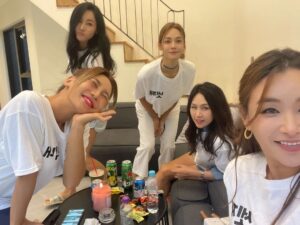Yoon Ji-min Instagram - 이제 30분있음 우리들의차차차~~♡
내소원하나
여자들끼리 여행가기!
너무 좋아
사랑해~~~~~💚
.
.
#우리들의차차차
#월요일 
#8시40분
#Tvn
