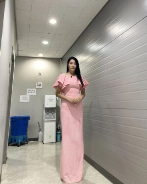 Yoon Ji-min Instagram - 👰‍♀️🤵‍♂️
십년전 우리의 결혼식을 진행해주셨던
사랑하는 부자언니가..
또 메이크업을 해주셨던 20년지기 현증언니가..
오랜만에 드레스를 입는다고 한걸음에 달려와주셨어요
이렇게 사랑받아도 되나
감사한 시간들을 모아봅니다🙏
.
.
#우리들의차차차
#장부자대표님
#우현증원장님
#로드앤테일러
#아뜰리에쿠
#감사합니다