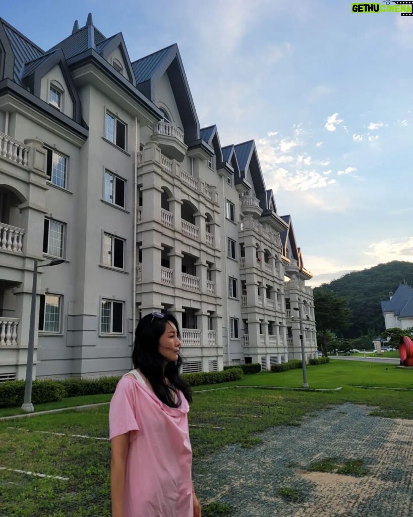 Yoon Ji-min Instagram - 여행 . . #🕶 #👜 #🏝