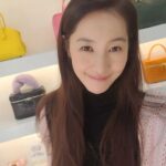 Yoon Ji-min Instagram - 감사합니다~~~~🙏 덕분에 매일매일 탄력업!! . . #광고 #시세이도 #바이탈퍼펙션 #피부탄력 #안티에이징