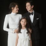 Yoon Ji-min Instagram - 우리 결혼 10주년됐어요^^♡ (긴글주의^^;) 처음에 리마인드 웨딩을 찍는다 생각했을땐 뭔가 부끄럽기도 했는데.. 가장 사랑하는 사람들과 작업하는건 정말 축복인것같아요.. 아주 많이 감사한 하루였답니다 더 개인적으로는 10년전에 나보다 더 내 결혼식에 애정을 갖고 진행해준 너무 멋진언니들과 다시 10주년 리마인드웨딩을 진행한다는것이 너무나 의미있고 감사했답니다! 사랑하는 언니들 20주년도 함께해주시져~~♡ 잘 살아볼께요ㅋㅋㅋ 우리 가족을 사랑으로 보듬으며 함께 촬영해주신 그날의 모든분들께 진심으로 감사드려요 넘치게 감사합니다🙏 👰🏻‍♀️윤지민 @yoonjiminhi 🤵🏻권해성 @haesunghi 𝙈𝙖𝙠𝙚𝙪𝙥 우현증 대표 원장 @woo_merci_captain 𝙃𝙖𝙞𝙧 인혜 원장 @inhye_j14 𝙒𝙚𝙙𝙙𝙞𝙣𝙜 𝙙𝙞𝙧𝙚𝙘𝙩𝙤𝙧 장부자 대표 @boojachang 𝐃𝐀𝐃𝐀 𝐬𝐭𝐮𝐝𝐢𝐨 #이정훈작가 @junghoon_2 ⠀ ▪️Studio #다다스튜디오 @dada.studio.roseselavy #다다아트포토 @dada.studio.artphoto #다다스튜디오역삼 #다다역삼 ▪️Dress #아틀리에쿠 @atelierku_official ⠀ ▪️Suit #로드앤테일러 @lordandtailor_official ▪️Hair&Make up #우현증메르시 @mercibeautyhouse ▪️Flower #닉스플로스 @nixflos_official⠀ ▪️Juwellery #파인주얼리 #하이주얼리 #웨딩티아라 #알리앙스잼 @all