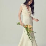 Yoon Ji-min Instagram - 우리 결혼 10주년됐어요^^♡ (긴글주의^^;) 처음에 리마인드 웨딩을 찍는다 생각했을땐 뭔가 부끄럽기도 했는데.. 가장 사랑하는 사람들과 작업하는건 정말 축복인것같아요.. 아주 많이 감사한 하루였답니다 더 개인적으로는 10년전에 나보다 더 내 결혼식에 애정을 갖고 진행해준 너무 멋진언니들과 다시 10주년 리마인드웨딩을 진행한다는것이 너무나 의미있고 감사했답니다! 사랑하는 언니들 20주년도 함께해주시져~~♡ 잘 살아볼께요ㅋㅋㅋ 우리 가족을 사랑으로 보듬으며 함께 촬영해주신 그날의 모든분들께 진심으로 감사드려요 넘치게 감사합니다🙏 👰🏻‍♀️윤지민 @yoonjiminhi 🤵🏻권해성 @haesunghi 𝙈𝙖𝙠𝙚𝙪𝙥 우현증 대표 원장 @woo_merci_captain 𝙃𝙖𝙞𝙧 인혜 원장 @inhye_j14 𝙒𝙚𝙙𝙙𝙞𝙣𝙜 𝙙𝙞𝙧𝙚𝙘𝙩𝙤𝙧 장부자 대표 @boojachang 𝐃𝐀𝐃𝐀 𝐬𝐭𝐮𝐝𝐢𝐨 #이정훈작가 @junghoon_2 ⠀ ▪️Studio #다다스튜디오 @dada.studio.roseselavy #다다아트포토 @dada.studio.artphoto #다다스튜디오역삼 #다다역삼 ▪️Dress #아틀리에쿠 @atelierku_official ⠀ ▪️Suit #로드앤테일러 @lordandtailor_official ▪️Hair&Make up #우현증메르시 @mercibeautyhouse ▪️Flower #닉스플로스 @nixflos_official⠀ ▪️Juwellery #파인주얼리 #하이주얼리 #웨딩티아라 #알리앙스잼 @all