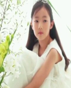 Yoon Ji-min Instagram - 우리 결혼 10주년됐어요^^♡ (긴글주의^^;) 처음에 리마인드 웨딩을 찍는다 생각했을땐 뭔가 부끄럽기도 했는데.. 가장 사랑하는 사람들과 작업하는건 정말 축복인것같아요.. 아주 많이 감사한 하루였답니다 더 개인적으로는 10년전에 나보다 더 내 결혼식에 애정을 갖고 진행해준 너무 멋진언니들과 다시 10주년 리마인드웨딩을 진행한다는것이 너무나 의미있고 감사했답니다! 사랑하는 언니들 20주년도 함께해주시져~~♡ 잘 살아볼께요ㅋㅋㅋ 우리 가족을 사랑으로 보듬으며 함께 촬영해주신 그날의 모든분들께 진심으로 감사드려요 넘치게 감사합니다🙏 👰🏻‍♀️윤지민 @yoonjiminhi 🤵🏻권해성 @haesunghi 𝙈𝙖𝙠𝙚𝙪𝙥 우현증 대표 원장 @woo_merci_captain 𝙃𝙖𝙞𝙧 인혜 원장 @inhye_j14 𝙒𝙚𝙙𝙙𝙞𝙣𝙜 𝙙𝙞𝙧𝙚𝙘𝙩𝙤𝙧 장부자 대표 @boojachang 𝐃𝐀𝐃𝐀 𝐬𝐭𝐮𝐝𝐢𝐨 #이정훈작가 @junghoon_2 ⠀ ▪️Studio #다다스튜디오 @dada.studio.roseselavy #다다아트포토 @dada.studio.artphoto #다다스튜디오역삼 #다다역삼 ▪️Dress #아틀리에쿠 @atelierku_official ⠀ ▪️Suit #로드앤테일러 @lordandtailor_official ▪️Hair&Make up #우현증메르시 @mercibeautyhouse ▪️Flower #닉스플로스 @nixflos_official⠀ ▪️Juwellery #파인주얼리 #하이주얼리 #웨딩티아라 #알리앙스잼 @all