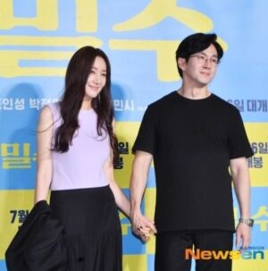 Yoon Ji-min Instagram - 영화 '밀수' 시사회다녀왔어요
정말 유쾌 통쾌
음악도 너무 좋구요~~
강추합니다~~~
.
.
#밀수 
#김혜수 #염정아 #박정민 #고민시 #김종수 
#그리고 #조인성