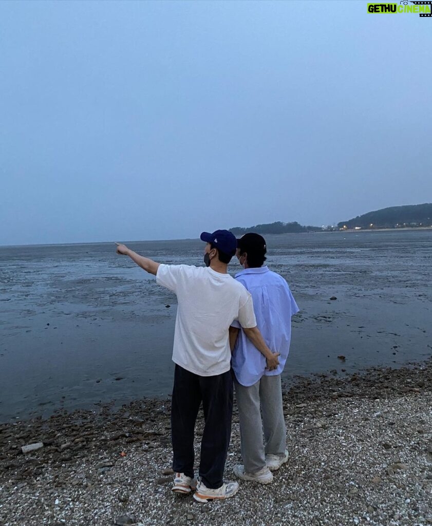 Yoon Jun-won Instagram - 바다없는 바다여행, 그리고 온도니.