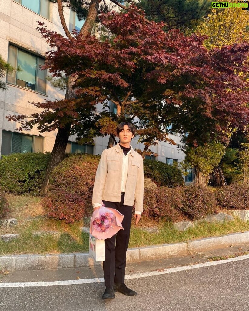 Yoon Jun-won Instagram - 목도리말고 꽃도 있눈뒈....