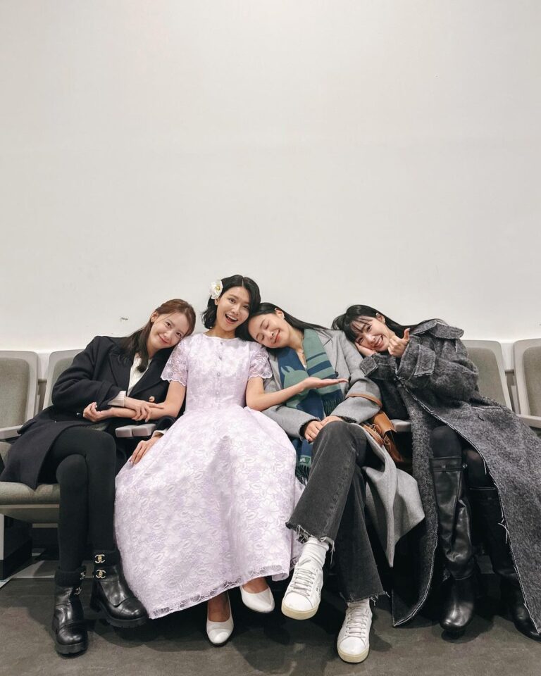 Yoona Instagram - 우리 큰다리제너 아가씨 너무 멋져요🫶🏻👍🏻 #연극 #와이프 #융셩율팊