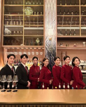 Yoona Instagram - 🙇🏻‍♀️🙇🏻‍♀️🙋🏻‍♀️
#천사랑 😇🫶🏻
#킹더랜드없는첫주말
#비하인드컷
