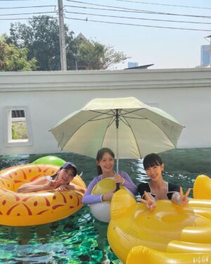 Yoona Instagram - 🙇🏻‍♀️🙇🏻‍♀️🙋🏻‍♀️
#천사랑 😇🫶🏻
#킹더랜드없는첫주말
#비하인드컷