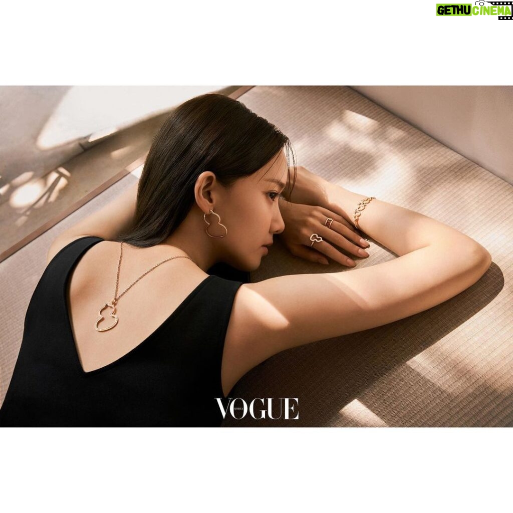 Yoona Instagram - ✨✨✨ @qeelinjewellery @voguekorea