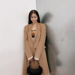 Yoona Instagram – 미우미우 예쁜거 말모말모🧡
#23ss 
#MiuMiuMultiPocket
@miumiu