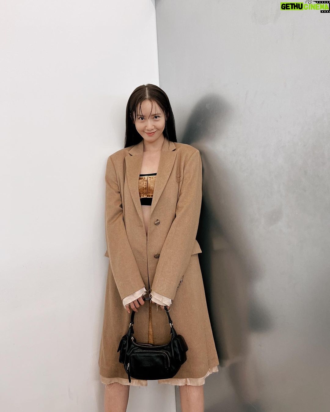 Yoona Instagram - 미우미우 예쁜거 말모말모🧡 #23ss #MiuMiuMultiPocket @miumiu