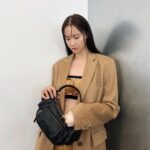 Yoona Instagram – 미우미우 예쁜거 말모말모🧡
#23ss 
#MiuMiuMultiPocket
@miumiu