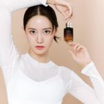 Yoona Instagram - DUO POWER ON 💙 #갈색병 #단단크림 #탄력파워듀오 @esteelauderkr