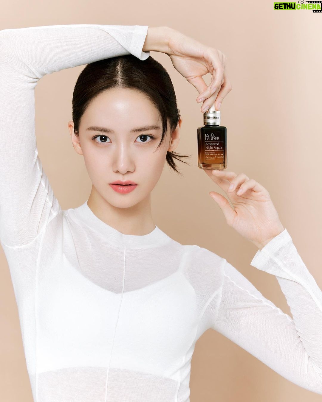 Yoona Instagram - DUO POWER ON 💙 #갈색병 #단단크림 #탄력파워듀오 @esteelauderkr