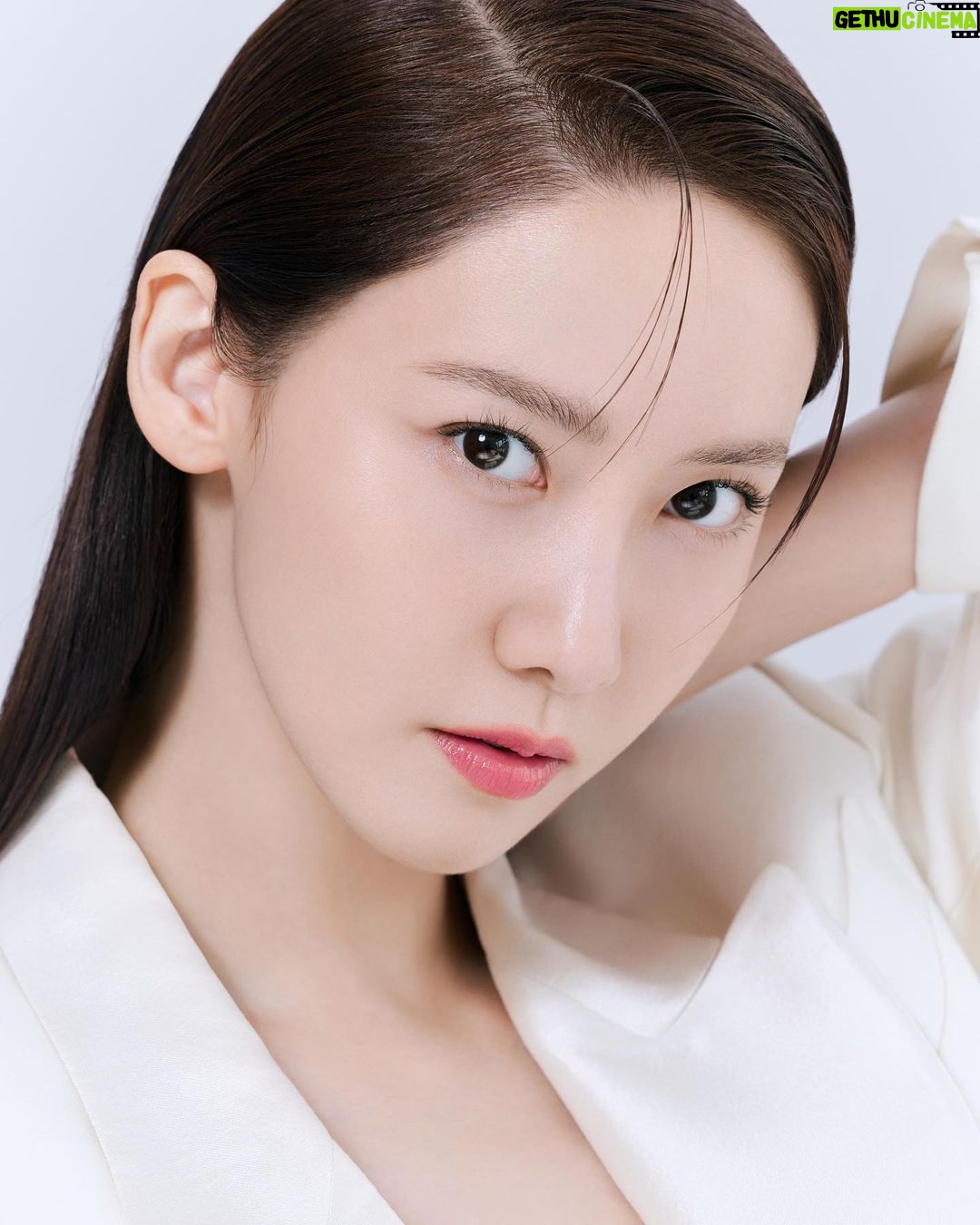 Yoona Instagram - DUO POWER ON 💙 #갈색병 #단단크림 #탄력파워듀오 @esteelauderkr