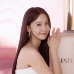 Yoona Instagram - 💙🤎💙 @esteelauderkr