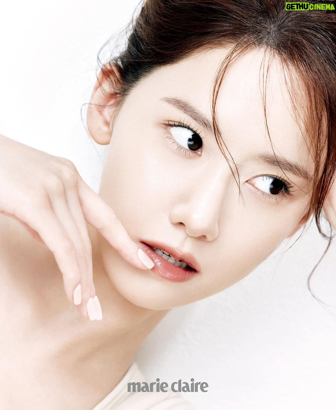Yoona Instagram - λ§μλ€μ΄ π #μμ€ν°λ‘λ #κ°μλ³ #λλΈμ¨μ΄ @esteelauderkr