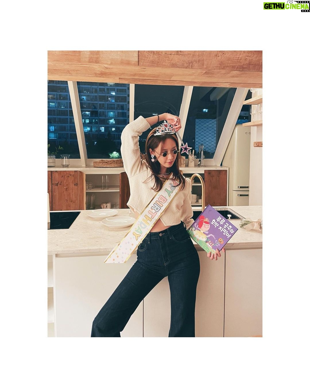 Yoona Instagram - 오늘 내 생일❤️축하 고마워요 #라이브연결뭐가문제였던거니...? #대환장파티 #덕분에웃으며마무리
