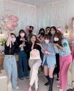 Yoona Instagram - #빅마우스 마지막촬영 울 스텝들이 준비해준 포토존에 협찬도 어렵다는 시크릿쥬쥬 풀장착하고💕 이제 미호 안녕😭마음이 뭉클