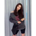 Yoona Instagram – 👜👜👜
@miumiu #광고