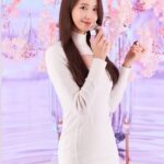Yoona Instagram - 좋은 향이 많았던 💙 @esteelauderkr