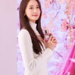 Yoona Instagram - 좋은 향이 많았던 💙 @esteelauderkr