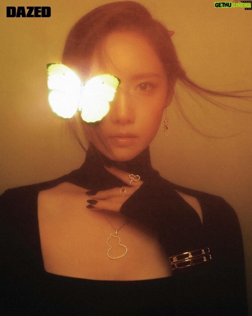 Yoona Instagram - My favorites🖤 @dazedkorea @qeelinjewellery