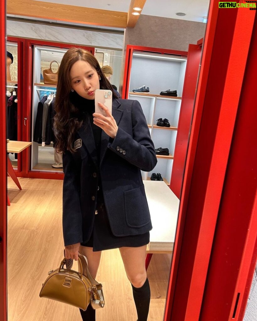 Yoona Instagram - ❤예쁜게 너무 많앙🆕🆕 #MiuMiu #MiuIvy #미우미우 #미우아이비팝업 COEX Hyundai Department Store