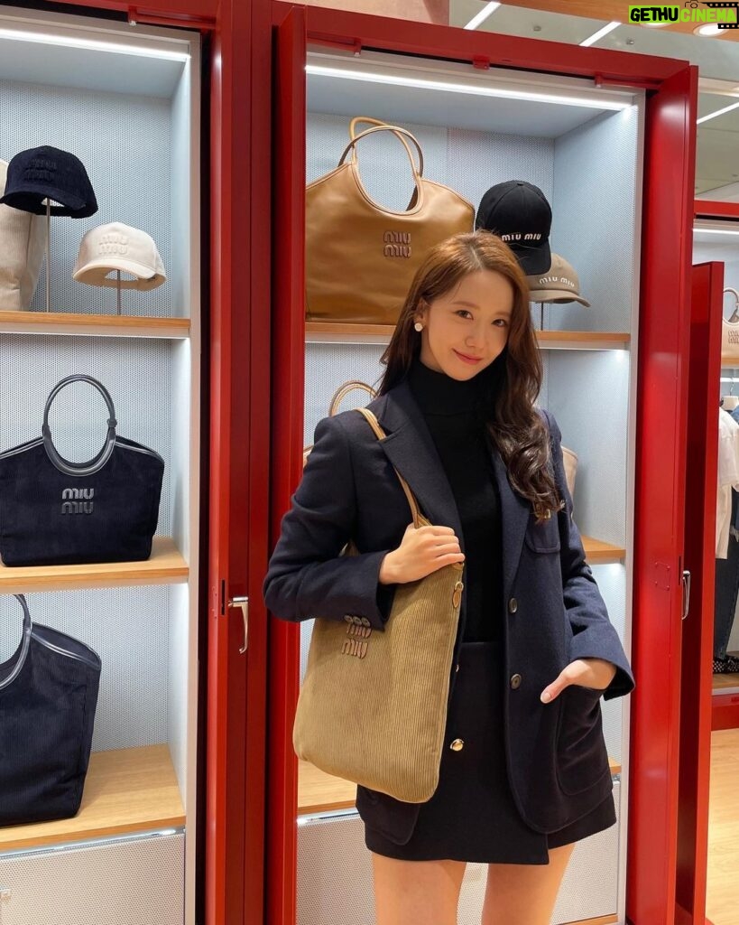 Yoona Instagram - ❤예쁜게 너무 많앙🆕🆕 #MiuMiu #MiuIvy #미우미우 #미우아이비팝업 COEX Hyundai Department Store