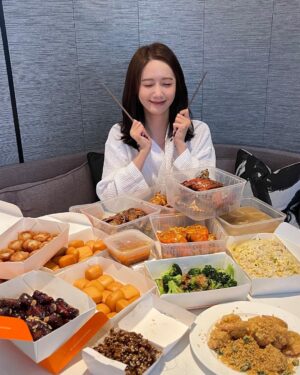 Yoona Instagram - 이번 추석은 싱가포르에서 크랩크랩😋