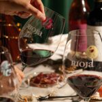 Yorokobu Instagram - ¡Que nadie le de el cambiazo a tu copa de Rioja estas Navidades! Para tus encuentros con familia y amigos, hemos diseñado junto con @yorokobu estos marcacopas para que siempre sepas cuál es tu Rioja. 🍷 Completa el formulario y obtén tus marcacopas gratis. 🙌🏻Link in Bio