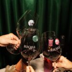 Yorokobu Instagram - ¡Que nadie le de el cambiazo a tu copa de Rioja estas Navidades! Para tus encuentros con familia y amigos, hemos diseñado junto con @yorokobu estos marcacopas para que siempre sepas cuál es tu Rioja. 🍷 Completa el formulario y obtén tus marcacopas gratis. 🙌🏻Link in Bio