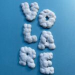 Yorokobu Instagram - Antes que con el bordado, Maite Canet (@mai_kilo), alcarreña afincada en Valencia y directora de arte y diseñadora gráfica en la agencia y productora audiovisual Montaña, empezó con el crochet como técnica manual para liberar la creatividad, pero no funcionó. Y acordándose de su infancia, volvió a la aguja y al hilo. Canet borda letras, principalmente. «Me encanta la tipografía, prácticamente solo bordo letras de canciones, alfabetos y alguna frase», confirma. «Me gustan las palabras, pero también me gusta mucho cuidar el color en mis piezas. Soy más de colores saturados que de pasteles y más de colores alegres que de tristes». Para crear sus bocetos, recurre a la tableta y al ordenador. «Busco un concepto para bordar cada pieza. Si voy a bordar música, el nexo puede ser la estética de la época, la del vinilo o incluso la de los músicos. Si la pieza es un alfabeto, trabajo más libremente y el concepto es puramente estético. Empiezo eligiendo una paleta de colores y seleccionando qué tipo de hilo y puntadas quiero utilizar. Compongo los letterings o alfabetos en la estética que he elegido, traslado el diseño a la tela y ¡a bordar!». «Las canciones cuentan historias, y en esas historias encuentro una manera de expresarme», aclara. Pero a nosotros nos han enamorado los bordados con la palabra Yorokobu. «Les dedico mucho más tiempo que a las otras piezas y siempre uso puntadas o técnicas que quiero perfeccionar o aprender, así que no son mis bordados más rápidos». Pero todos sus diseños, aclara, «son trabajos de investigación en los que quiero jugar y no me marco un tiempo límite». #YorokobuInstapost Embroidery art