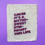 Yorokobu Instagram - Antes que con el bordado, Maite Canet (@mai_kilo), alcarreña afincada en Valencia y directora de arte y diseñadora gráfica en la agencia y productora audiovisual Montaña, empezó con el crochet como técnica manual para liberar la creatividad, pero no funcionó. Y acordándose de su infancia, volvió a la aguja y al hilo. Canet borda letras, principalmente. «Me encanta la tipografía, prácticamente solo bordo letras de canciones, alfabetos y alguna frase», confirma. «Me gustan las palabras, pero también me gusta mucho cuidar el color en mis piezas. Soy más de colores saturados que de pasteles y más de colores alegres que de tristes». Para crear sus bocetos, recurre a la tableta y al ordenador. «Busco un concepto para bordar cada pieza. Si voy a bordar música, el nexo puede ser la estética de la época, la del vinilo o incluso la de los músicos. Si la pieza es un alfabeto, trabajo más libremente y el concepto es puramente estético. Empiezo eligiendo una paleta de colores y seleccionando qué tipo de hilo y puntadas quiero utilizar. Compongo los letterings o alfabetos en la estética que he elegido, traslado el diseño a la tela y ¡a bordar!». «Las canciones cuentan historias, y en esas historias encuentro una manera de expresarme», aclara. Pero a nosotros nos han enamorado los bordados con la palabra Yorokobu. «Les dedico mucho más tiempo que a las otras piezas y siempre uso puntadas o técnicas que quiero perfeccionar o aprender, así que no son mis bordados más rápidos». Pero todos sus diseños, aclara, «son trabajos de investigación en los que quiero jugar y no me marco un tiempo límite». #YorokobuInstapost Embroidery art