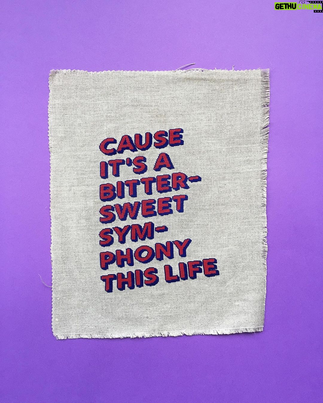 Yorokobu Instagram - Antes que con el bordado, Maite Canet (@mai_kilo), alcarreña afincada en Valencia y directora de arte y diseñadora gráfica en la agencia y productora audiovisual Montaña, empezó con el crochet como técnica manual para liberar la creatividad, pero no funcionó. Y acordándose de su infancia, volvió a la aguja y al hilo. Canet borda letras, principalmente. «Me encanta la tipografía, prácticamente solo bordo letras de canciones, alfabetos y alguna frase», confirma. «Me gustan las palabras, pero también me gusta mucho cuidar el color en mis piezas. Soy más de colores saturados que de pasteles y más de colores alegres que de tristes». Para crear sus bocetos, recurre a la tableta y al ordenador. «Busco un concepto para bordar cada pieza. Si voy a bordar música, el nexo puede ser la estética de la época, la del vinilo o incluso la de los músicos. Si la pieza es un alfabeto, trabajo más libremente y el concepto es puramente estético. Empiezo eligiendo una paleta de colores y seleccionando qué tipo de hilo y puntadas quiero utilizar. Compongo los letterings o alfabetos en la estética que he elegido, traslado el diseño a la tela y ¡a bordar!». «Las canciones cuentan historias, y en esas historias encuentro una manera de expresarme», aclara. Pero a nosotros nos han enamorado los bordados con la palabra Yorokobu. «Les dedico mucho más tiempo que a las otras piezas y siempre uso puntadas o técnicas que quiero perfeccionar o aprender, así que no son mis bordados más rápidos». Pero todos sus diseños, aclara, «son trabajos de investigación en los que quiero jugar y no me marco un tiempo límite». #YorokobuInstapost Embroidery art