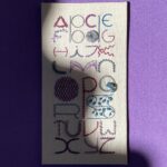 Yorokobu Instagram - Antes que con el bordado, Maite Canet (@mai_kilo), alcarreña afincada en Valencia y directora de arte y diseñadora gráfica en la agencia y productora audiovisual Montaña, empezó con el crochet como técnica manual para liberar la creatividad, pero no funcionó. Y acordándose de su infancia, volvió a la aguja y al hilo. Canet borda letras, principalmente. «Me encanta la tipografía, prácticamente solo bordo letras de canciones, alfabetos y alguna frase», confirma. «Me gustan las palabras, pero también me gusta mucho cuidar el color en mis piezas. Soy más de colores saturados que de pasteles y más de colores alegres que de tristes». Para crear sus bocetos, recurre a la tableta y al ordenador. «Busco un concepto para bordar cada pieza. Si voy a bordar música, el nexo puede ser la estética de la época, la del vinilo o incluso la de los músicos. Si la pieza es un alfabeto, trabajo más libremente y el concepto es puramente estético. Empiezo eligiendo una paleta de colores y seleccionando qué tipo de hilo y puntadas quiero utilizar. Compongo los letterings o alfabetos en la estética que he elegido, traslado el diseño a la tela y ¡a bordar!». «Las canciones cuentan historias, y en esas historias encuentro una manera de expresarme», aclara. Pero a nosotros nos han enamorado los bordados con la palabra Yorokobu. «Les dedico mucho más tiempo que a las otras piezas y siempre uso puntadas o técnicas que quiero perfeccionar o aprender, así que no son mis bordados más rápidos». Pero todos sus diseños, aclara, «son trabajos de investigación en los que quiero jugar y no me marco un tiempo límite». #YorokobuInstapost Embroidery art