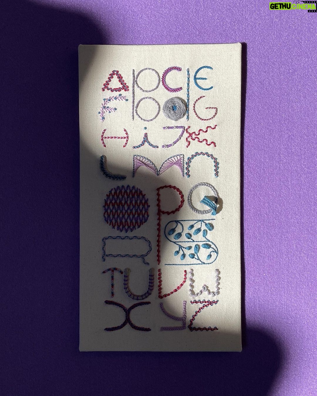 Yorokobu Instagram - Antes que con el bordado, Maite Canet (@mai_kilo), alcarreña afincada en Valencia y directora de arte y diseñadora gráfica en la agencia y productora audiovisual Montaña, empezó con el crochet como técnica manual para liberar la creatividad, pero no funcionó. Y acordándose de su infancia, volvió a la aguja y al hilo. Canet borda letras, principalmente. «Me encanta la tipografía, prácticamente solo bordo letras de canciones, alfabetos y alguna frase», confirma. «Me gustan las palabras, pero también me gusta mucho cuidar el color en mis piezas. Soy más de colores saturados que de pasteles y más de colores alegres que de tristes». Para crear sus bocetos, recurre a la tableta y al ordenador. «Busco un concepto para bordar cada pieza. Si voy a bordar música, el nexo puede ser la estética de la época, la del vinilo o incluso la de los músicos. Si la pieza es un alfabeto, trabajo más libremente y el concepto es puramente estético. Empiezo eligiendo una paleta de colores y seleccionando qué tipo de hilo y puntadas quiero utilizar. Compongo los letterings o alfabetos en la estética que he elegido, traslado el diseño a la tela y ¡a bordar!». «Las canciones cuentan historias, y en esas historias encuentro una manera de expresarme», aclara. Pero a nosotros nos han enamorado los bordados con la palabra Yorokobu. «Les dedico mucho más tiempo que a las otras piezas y siempre uso puntadas o técnicas que quiero perfeccionar o aprender, así que no son mis bordados más rápidos». Pero todos sus diseños, aclara, «son trabajos de investigación en los que quiero jugar y no me marco un tiempo límite». #YorokobuInstapost Embroidery art