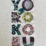 Yorokobu Instagram - Antes que con el bordado, Maite Canet (@mai_kilo), alcarreña afincada en Valencia y directora de arte y diseñadora gráfica en la agencia y productora audiovisual Montaña, empezó con el crochet como técnica manual para liberar la creatividad, pero no funcionó. Y acordándose de su infancia, volvió a la aguja y al hilo. Canet borda letras, principalmente. «Me encanta la tipografía, prácticamente solo bordo letras de canciones, alfabetos y alguna frase», confirma. «Me gustan las palabras, pero también me gusta mucho cuidar el color en mis piezas. Soy más de colores saturados que de pasteles y más de colores alegres que de tristes». Para crear sus bocetos, recurre a la tableta y al ordenador. «Busco un concepto para bordar cada pieza. Si voy a bordar música, el nexo puede ser la estética de la época, la del vinilo o incluso la de los músicos. Si la pieza es un alfabeto, trabajo más libremente y el concepto es puramente estético. Empiezo eligiendo una paleta de colores y seleccionando qué tipo de hilo y puntadas quiero utilizar. Compongo los letterings o alfabetos en la estética que he elegido, traslado el diseño a la tela y ¡a bordar!». «Las canciones cuentan historias, y en esas historias encuentro una manera de expresarme», aclara. Pero a nosotros nos han enamorado los bordados con la palabra Yorokobu. «Les dedico mucho más tiempo que a las otras piezas y siempre uso puntadas o técnicas que quiero perfeccionar o aprender, así que no son mis bordados más rápidos». Pero todos sus diseños, aclara, «son trabajos de investigación en los que quiero jugar y no me marco un tiempo límite». #YorokobuInstapost Embroidery art