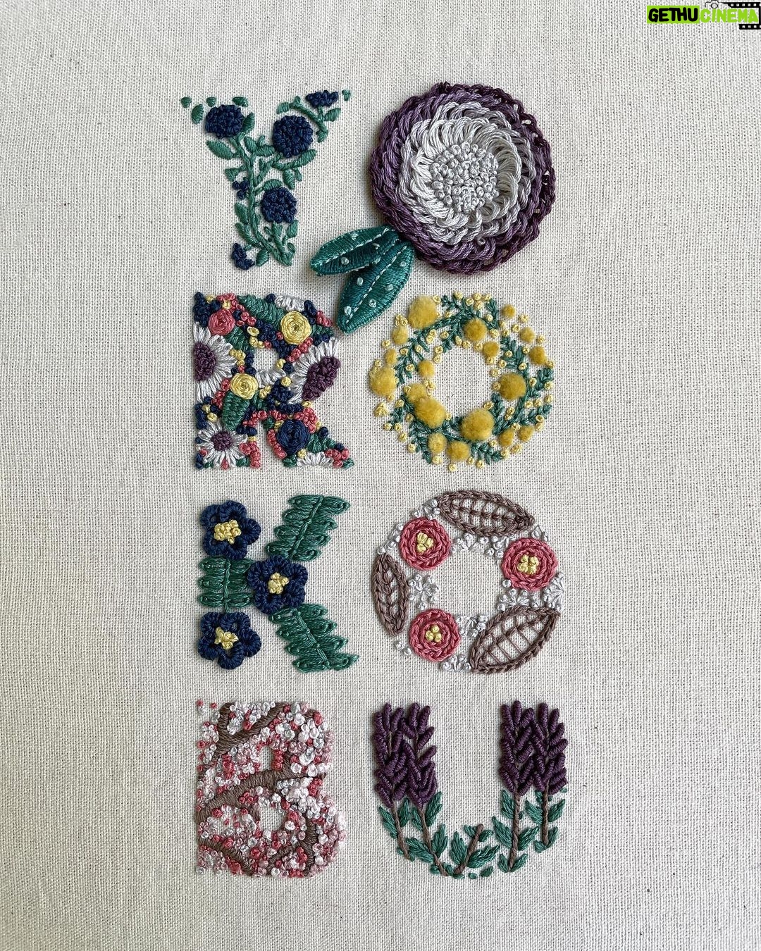 Yorokobu Instagram - Antes que con el bordado, Maite Canet (@mai_kilo), alcarreña afincada en Valencia y directora de arte y diseñadora gráfica en la agencia y productora audiovisual Montaña, empezó con el crochet como técnica manual para liberar la creatividad, pero no funcionó. Y acordándose de su infancia, volvió a la aguja y al hilo. Canet borda letras, principalmente. «Me encanta la tipografía, prácticamente solo bordo letras de canciones, alfabetos y alguna frase», confirma. «Me gustan las palabras, pero también me gusta mucho cuidar el color en mis piezas. Soy más de colores saturados que de pasteles y más de colores alegres que de tristes». Para crear sus bocetos, recurre a la tableta y al ordenador. «Busco un concepto para bordar cada pieza. Si voy a bordar música, el nexo puede ser la estética de la época, la del vinilo o incluso la de los músicos. Si la pieza es un alfabeto, trabajo más libremente y el concepto es puramente estético. Empiezo eligiendo una paleta de colores y seleccionando qué tipo de hilo y puntadas quiero utilizar. Compongo los letterings o alfabetos en la estética que he elegido, traslado el diseño a la tela y ¡a bordar!». «Las canciones cuentan historias, y en esas historias encuentro una manera de expresarme», aclara. Pero a nosotros nos han enamorado los bordados con la palabra Yorokobu. «Les dedico mucho más tiempo que a las otras piezas y siempre uso puntadas o técnicas que quiero perfeccionar o aprender, así que no son mis bordados más rápidos». Pero todos sus diseños, aclara, «son trabajos de investigación en los que quiero jugar y no me marco un tiempo límite». #YorokobuInstapost Embroidery art