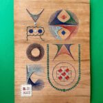 Yorokobu Instagram - Antes que con el bordado, Maite Canet (@mai_kilo), alcarreña afincada en Valencia y directora de arte y diseñadora gráfica en la agencia y productora audiovisual Montaña, empezó con el crochet como técnica manual para liberar la creatividad, pero no funcionó. Y acordándose de su infancia, volvió a la aguja y al hilo. Canet borda letras, principalmente. «Me encanta la tipografía, prácticamente solo bordo letras de canciones, alfabetos y alguna frase», confirma. «Me gustan las palabras, pero también me gusta mucho cuidar el color en mis piezas. Soy más de colores saturados que de pasteles y más de colores alegres que de tristes». Para crear sus bocetos, recurre a la tableta y al ordenador. «Busco un concepto para bordar cada pieza. Si voy a bordar música, el nexo puede ser la estética de la época, la del vinilo o incluso la de los músicos. Si la pieza es un alfabeto, trabajo más libremente y el concepto es puramente estético. Empiezo eligiendo una paleta de colores y seleccionando qué tipo de hilo y puntadas quiero utilizar. Compongo los letterings o alfabetos en la estética que he elegido, traslado el diseño a la tela y ¡a bordar!». «Las canciones cuentan historias, y en esas historias encuentro una manera de expresarme», aclara. Pero a nosotros nos han enamorado los bordados con la palabra Yorokobu. «Les dedico mucho más tiempo que a las otras piezas y siempre uso puntadas o técnicas que quiero perfeccionar o aprender, así que no son mis bordados más rápidos». Pero todos sus diseños, aclara, «son trabajos de investigación en los que quiero jugar y no me marco un tiempo límite». #YorokobuInstapost Embroidery art