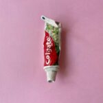 Yorokobu Instagram - Las piezas de cerámica de @muerdelagrimas (el nombre de instagram tras el que se refugia la artista multidisciplinar Marina Garijo) rebuscan en el día a día para extraer la belleza de lo cotidiano. Así, las creaciones de Garijo surgen de mirar alrededor, hasta que algo le llama la atención. «Observo los objetos que me rodean, siendo consciente del atractivo estético sea cual sea el contexto», dice. La detección de la belleza le hace querer «inmortalizar, a través de la cerámica, sus formas y colores». Casi como el que detiene el tiempo un momentito para quedárselo para sí mismo. Solo que Marina Garijo lo consigue. Destaca que muchas de las cosas que inmortaliza se «pueden pasar por alto». Cosas para el día de hoy, de esas que tienen vida efímera. «En muchos casos, represento objetos de usar y tirar», dice. Después, recreándolos en cerámica, los transforma en permanentes y eso «hace que cambie la perspectiva hacia ellos». Cosas que no deberían estar ahí más tiempo del debido se convierten en imperecederas. Así, entre sus sujetos hay «fruta pocha, una bolsa de patatas abierta o unas cerillas usadas». Fuera de estas obras, Garijo está curtida en el diseño y transformación de superficies, particularmente madera y cristal, una experiencia que emplea hackeando muebles y ventanas y transformándolos en algo. Casi como el que busca hacer lo contrario que hacía con la cerámica. Coger algo permanente, que está ahí, y cambiarlo. En el futuro le gustaría colaborar con otros artistas. «Me encantaría hacer proyectos de la mano de artistas a los que admiro, pertenezcan o no al campo de la cerámica». Y, sobre todo, seguir dándole vueltas a las cosas que le rodean y «aprender más sobre técnicas que puedan ayudar a creaciones futuras». #YorokobuInstapost Arte en cerámica
