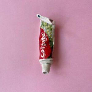 Yorokobu Instagram - Las piezas de cerámica de @muerdelagrimas (el nombre de instagram tras el que se refugia la artista multidisciplinar Marina Garijo) rebuscan en el día a día para extraer la belleza de lo cotidiano. Así, las creaciones de Garijo surgen de mirar alrededor, hasta que algo le llama la atención. «Observo los objetos que me rodean, siendo consciente del atractivo estético sea cual sea el contexto», dice. La detección de la belleza le hace querer «inmortalizar, a través de la cerámica, sus formas y colores». Casi como el que detiene el tiempo un momentito para quedárselo para sí mismo. Solo que Marina Garijo lo consigue. 

Destaca que muchas de las cosas que inmortaliza se «pueden pasar por alto». Cosas para el día de hoy, de esas que tienen vida efímera. «En muchos casos, represento objetos de usar y tirar», dice. Después, recreándolos en cerámica, los transforma en permanentes y eso «hace que cambie la perspectiva hacia ellos». Cosas que no deberían estar ahí más tiempo del debido se convierten en imperecederas. Así, entre sus sujetos hay «fruta pocha, una bolsa de patatas abierta o unas cerillas usadas».

Fuera de estas obras, Garijo está curtida en el diseño y transformación de superficies, particularmente madera y cristal, una experiencia que emplea hackeando muebles y ventanas y transformándolos en algo. Casi como el que busca hacer lo contrario que hacía con la cerámica. Coger algo permanente, que está ahí, y cambiarlo.

En el futuro le gustaría colaborar con otros artistas. «Me encantaría hacer proyectos de la mano de artistas a los que admiro, pertenezcan o no al campo de la cerámica». Y, sobre todo, seguir dándole vueltas a las cosas que le rodean y «aprender más sobre técnicas que puedan ayudar a creaciones futuras». 
#YorokobuInstapost
