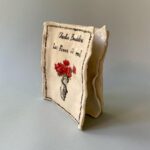 Yorokobu Instagram - Las piezas de cerámica de @muerdelagrimas (el nombre de instagram tras el que se refugia la artista multidisciplinar Marina Garijo) rebuscan en el día a día para extraer la belleza de lo cotidiano. Así, las creaciones de Garijo surgen de mirar alrededor, hasta que algo le llama la atención. «Observo los objetos que me rodean, siendo consciente del atractivo estético sea cual sea el contexto», dice. La detección de la belleza le hace querer «inmortalizar, a través de la cerámica, sus formas y colores». Casi como el que detiene el tiempo un momentito para quedárselo para sí mismo. Solo que Marina Garijo lo consigue. Destaca que muchas de las cosas que inmortaliza se «pueden pasar por alto». Cosas para el día de hoy, de esas que tienen vida efímera. «En muchos casos, represento objetos de usar y tirar», dice. Después, recreándolos en cerámica, los transforma en permanentes y eso «hace que cambie la perspectiva hacia ellos». Cosas que no deberían estar ahí más tiempo del debido se convierten en imperecederas. Así, entre sus sujetos hay «fruta pocha, una bolsa de patatas abierta o unas cerillas usadas». Fuera de estas obras, Garijo está curtida en el diseño y transformación de superficies, particularmente madera y cristal, una experiencia que emplea hackeando muebles y ventanas y transformándolos en algo. Casi como el que busca hacer lo contrario que hacía con la cerámica. Coger algo permanente, que está ahí, y cambiarlo. En el futuro le gustaría colaborar con otros artistas. «Me encantaría hacer proyectos de la mano de artistas a los que admiro, pertenezcan o no al campo de la cerámica». Y, sobre todo, seguir dándole vueltas a las cosas que le rodean y «aprender más sobre técnicas que puedan ayudar a creaciones futuras». #YorokobuInstapost Arte en cerámica