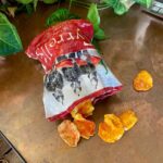 Yorokobu Instagram - Las piezas de cerámica de @muerdelagrimas (el nombre de instagram tras el que se refugia la artista multidisciplinar Marina Garijo) rebuscan en el día a día para extraer la belleza de lo cotidiano. Así, las creaciones de Garijo surgen de mirar alrededor, hasta que algo le llama la atención. «Observo los objetos que me rodean, siendo consciente del atractivo estético sea cual sea el contexto», dice. La detección de la belleza le hace querer «inmortalizar, a través de la cerámica, sus formas y colores». Casi como el que detiene el tiempo un momentito para quedárselo para sí mismo. Solo que Marina Garijo lo consigue. Destaca que muchas de las cosas que inmortaliza se «pueden pasar por alto». Cosas para el día de hoy, de esas que tienen vida efímera. «En muchos casos, represento objetos de usar y tirar», dice. Después, recreándolos en cerámica, los transforma en permanentes y eso «hace que cambie la perspectiva hacia ellos». Cosas que no deberían estar ahí más tiempo del debido se convierten en imperecederas. Así, entre sus sujetos hay «fruta pocha, una bolsa de patatas abierta o unas cerillas usadas». Fuera de estas obras, Garijo está curtida en el diseño y transformación de superficies, particularmente madera y cristal, una experiencia que emplea hackeando muebles y ventanas y transformándolos en algo. Casi como el que busca hacer lo contrario que hacía con la cerámica. Coger algo permanente, que está ahí, y cambiarlo. En el futuro le gustaría colaborar con otros artistas. «Me encantaría hacer proyectos de la mano de artistas a los que admiro, pertenezcan o no al campo de la cerámica». Y, sobre todo, seguir dándole vueltas a las cosas que le rodean y «aprender más sobre técnicas que puedan ayudar a creaciones futuras». #YorokobuInstapost Arte en cerámica