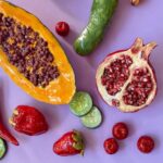Yorokobu Instagram - Las piezas de cerámica de @muerdelagrimas (el nombre de instagram tras el que se refugia la artista multidisciplinar Marina Garijo) rebuscan en el día a día para extraer la belleza de lo cotidiano. Así, las creaciones de Garijo surgen de mirar alrededor, hasta que algo le llama la atención. «Observo los objetos que me rodean, siendo consciente del atractivo estético sea cual sea el contexto», dice. La detección de la belleza le hace querer «inmortalizar, a través de la cerámica, sus formas y colores». Casi como el que detiene el tiempo un momentito para quedárselo para sí mismo. Solo que Marina Garijo lo consigue. Destaca que muchas de las cosas que inmortaliza se «pueden pasar por alto». Cosas para el día de hoy, de esas que tienen vida efímera. «En muchos casos, represento objetos de usar y tirar», dice. Después, recreándolos en cerámica, los transforma en permanentes y eso «hace que cambie la perspectiva hacia ellos». Cosas que no deberían estar ahí más tiempo del debido se convierten en imperecederas. Así, entre sus sujetos hay «fruta pocha, una bolsa de patatas abierta o unas cerillas usadas». Fuera de estas obras, Garijo está curtida en el diseño y transformación de superficies, particularmente madera y cristal, una experiencia que emplea hackeando muebles y ventanas y transformándolos en algo. Casi como el que busca hacer lo contrario que hacía con la cerámica. Coger algo permanente, que está ahí, y cambiarlo. En el futuro le gustaría colaborar con otros artistas. «Me encantaría hacer proyectos de la mano de artistas a los que admiro, pertenezcan o no al campo de la cerámica». Y, sobre todo, seguir dándole vueltas a las cosas que le rodean y «aprender más sobre técnicas que puedan ayudar a creaciones futuras». #YorokobuInstapost Arte en cerámica